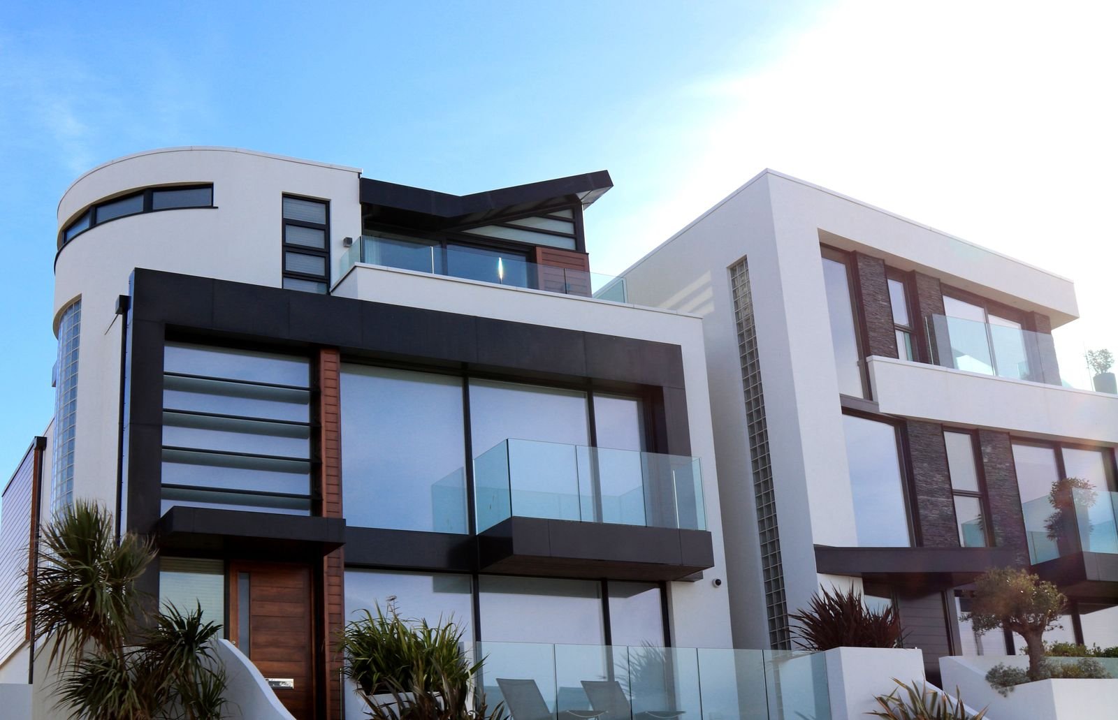 Contemporary flat-roof rowhouses with glass balconies