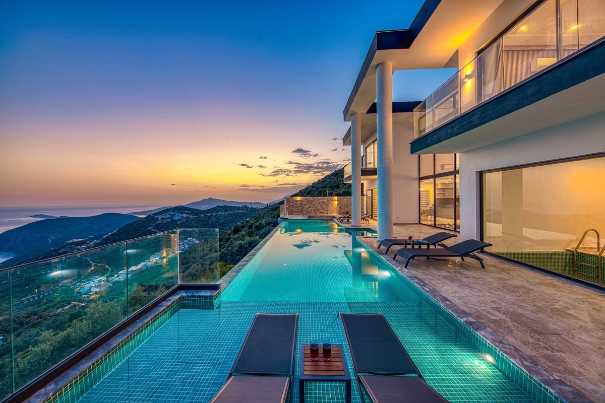 Modern oceanview villa with an infinity pool at sunset in Miami Beach